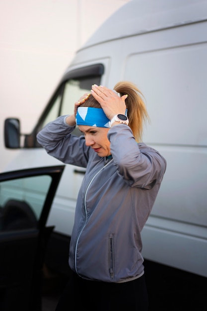 Foto gratuita donna di tiro medio formazione all'aperto