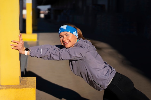 Foto gratuita donna di tiro medio formazione all'aperto