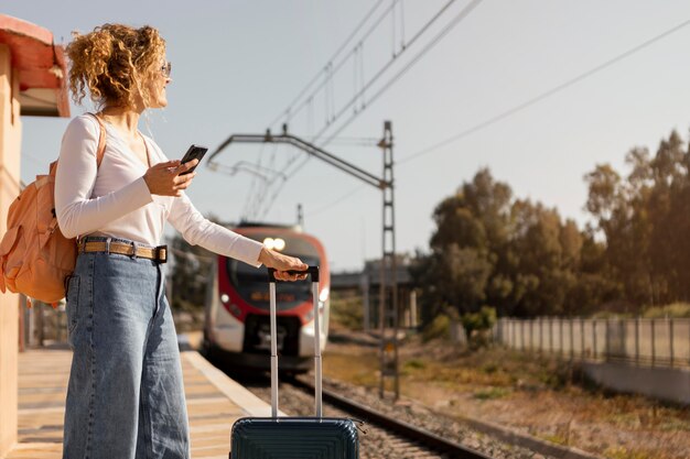 電車で旅行するミディアムショットの女性