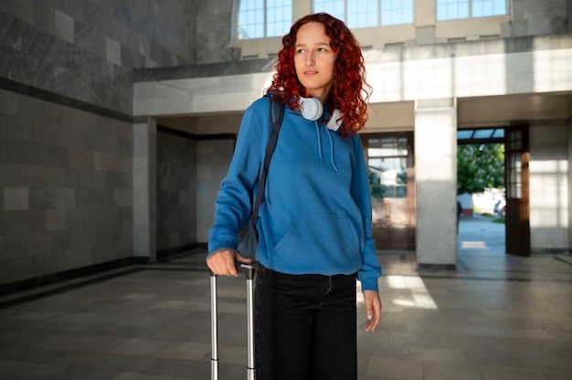 Foto gratuita donna di colpo medio che viaggia in treno