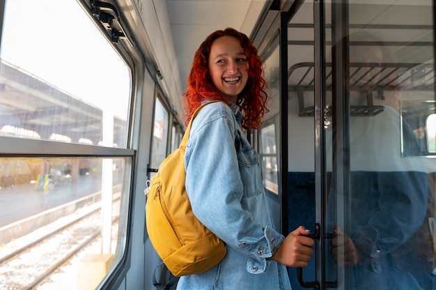 電車で旅行するミディアムショットの女性