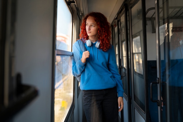 電車で旅行するミディアムショットの女性