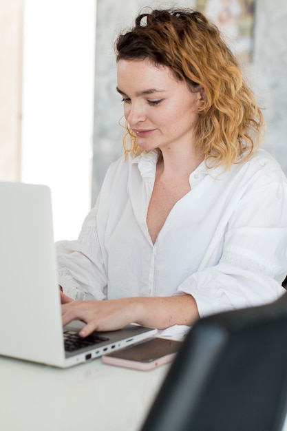 Medium shot woman typing