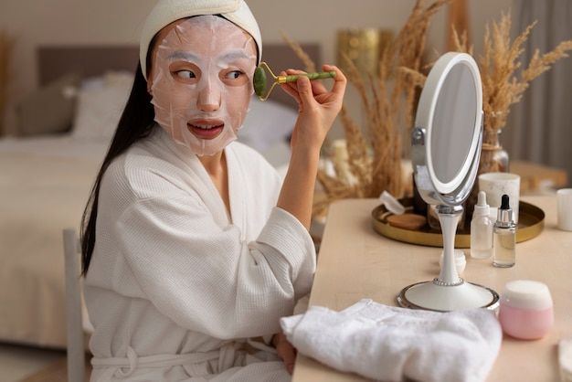 Free photo medium shot woman using face mask