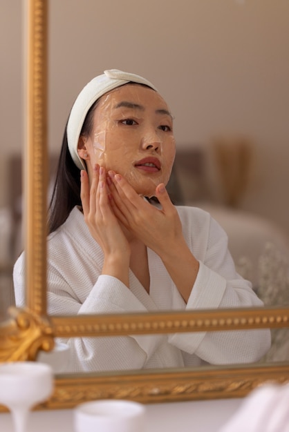 Free photo medium shot woman using face mask