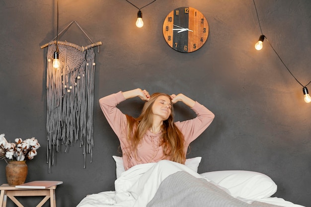 Free photo medium shot woman waking up