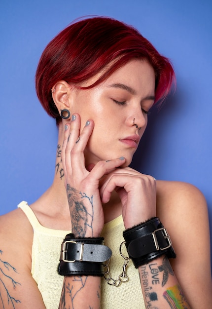 Free photo medium shot woman wearing black handcuffs