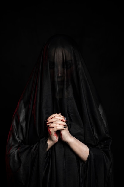 Средний снимок женщины в черной вуали