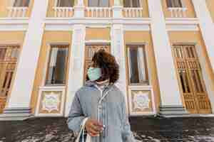 Free photo medium shot woman wearing face mask