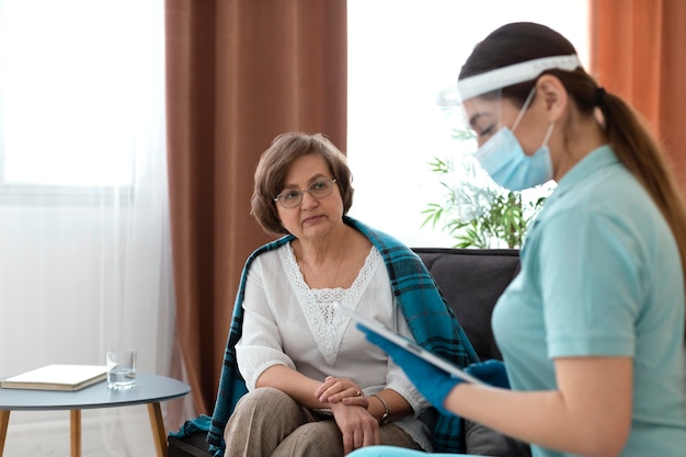 Foto gratuita colpo medio donna che indossa la maschera per il viso