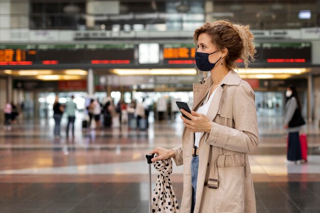 Free photo medium shot woman wearing face mask