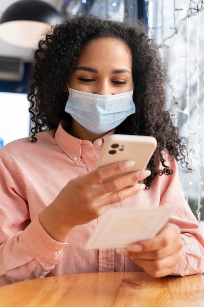 Foto gratuita donna di tiro medio che indossa una maschera per il viso