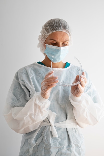 Free photo medium shot woman wearing face mask