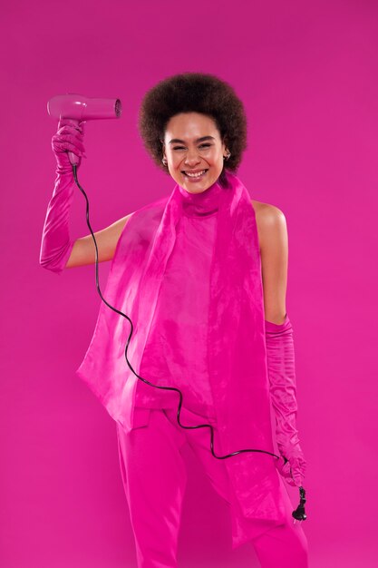 フルピンクの衣装を着たミディアムショットの女性