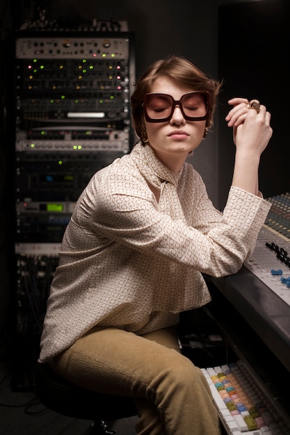 Free photo medium shot woman wearing glasses