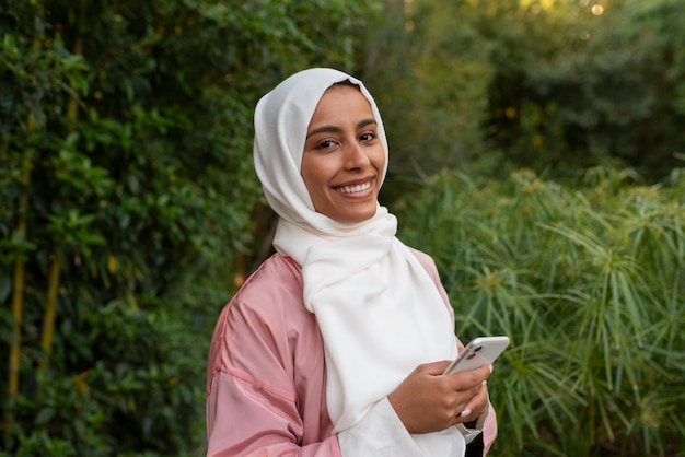 Foto gratuita donna di tiro medio che indossa halal all'aperto