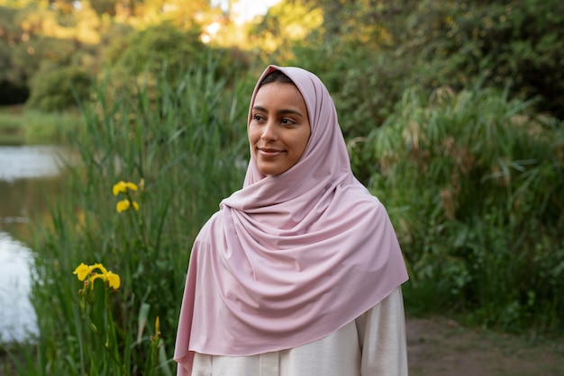 Foto gratuita donna di tiro medio che indossa halal all'aperto