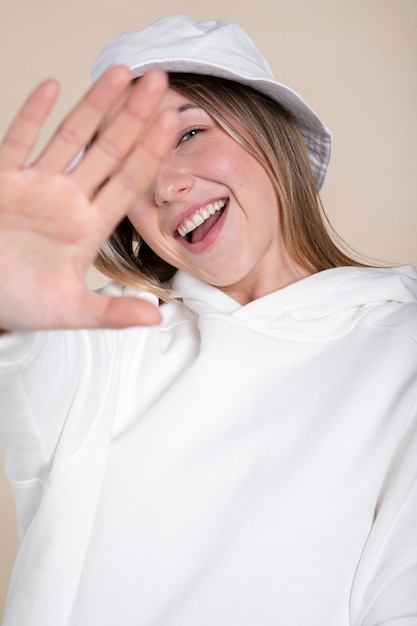 Foto gratuita cappello da portare della donna del colpo medio