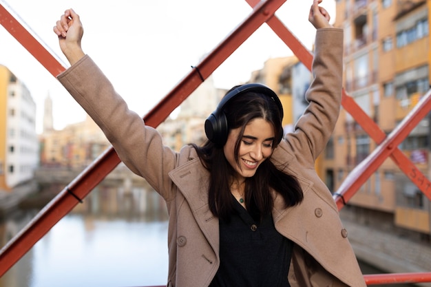 Foto gratuita donna del colpo medio che indossa le cuffie