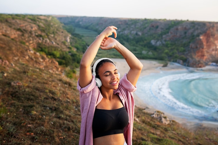 Free Photo medium shot woman wearing headphones