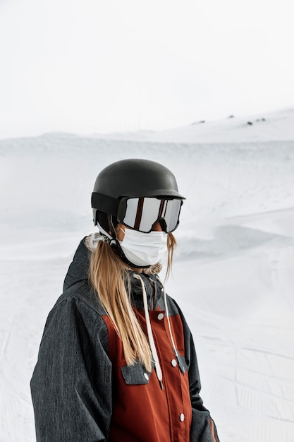 Free photo medium shot woman wearing mask and goggles