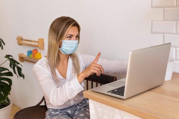 Free photo medium shot woman wearing mask