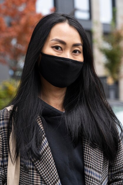 Medium shot woman wearing mask