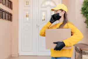 Free photo medium shot woman wearing mask