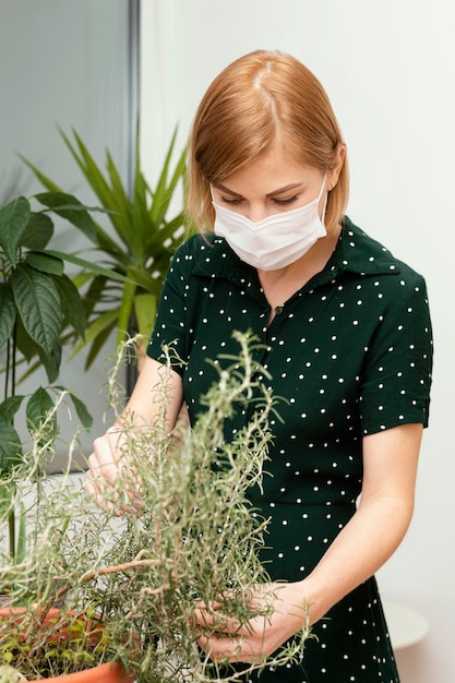 Medium shot woman wearing mask