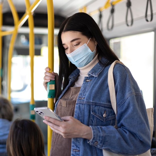 Foto gratuita donna del tiro medio che indossa la maschera