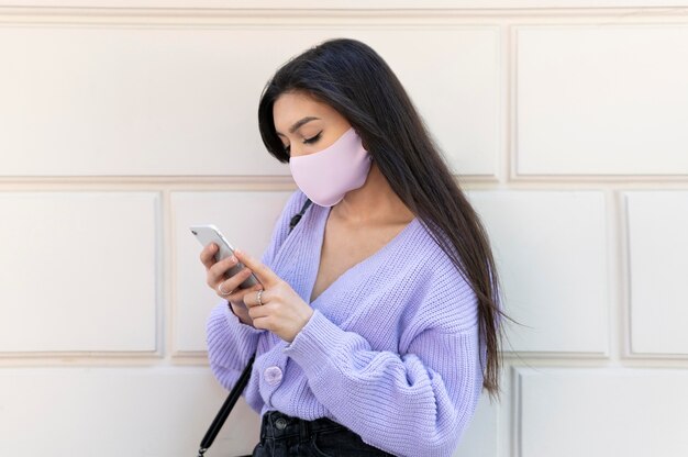 Free photo medium shot woman wearing mask