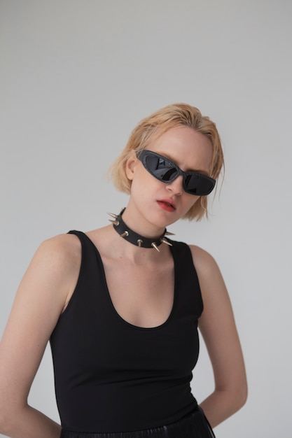 Medium shot woman wearing sunglasses