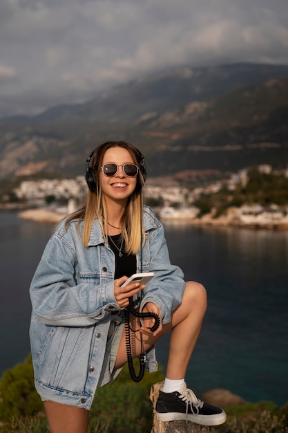 Foto gratuita donna di tiro medio che indossa un completo in denim totale