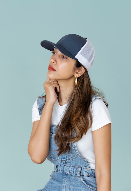 Free photo medium shot woman wearing trucker hat at studio