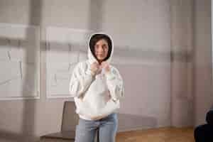 Foto gratuita ritratto di donna con cappuccio bianco da portare della donna del colpo medio