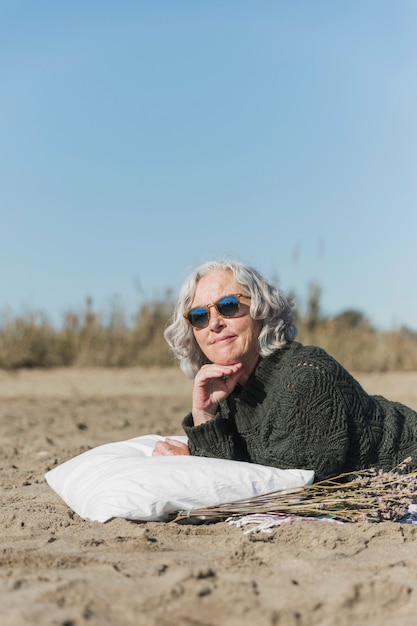 Free photo medium shot woman on white pillow