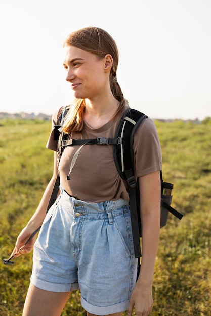 バックパックとミディアムショットの女性