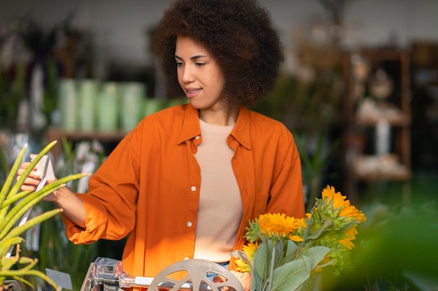 Free photo medium shot woman with beautiful sunflowers