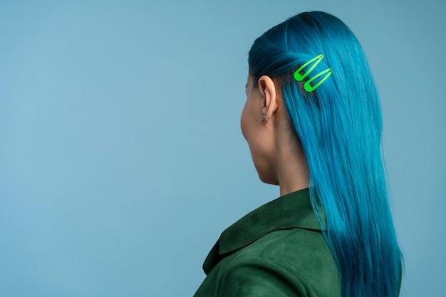 Foto gratuita donna di tiro medio con i capelli blu