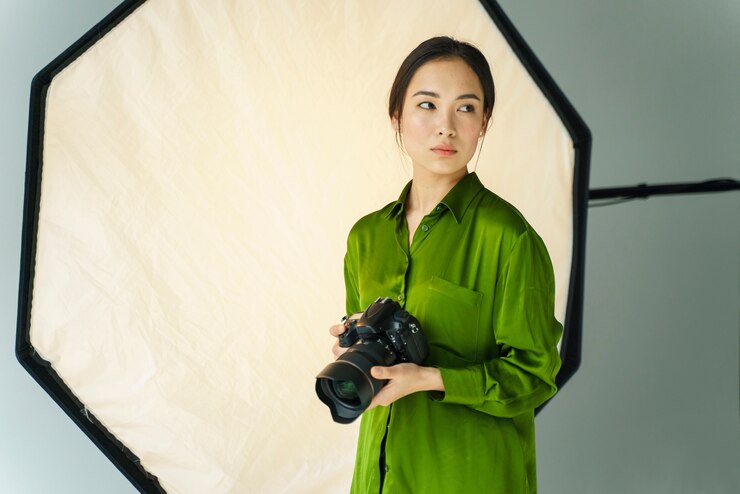 免費 Photo 中等射擊的女人和相機