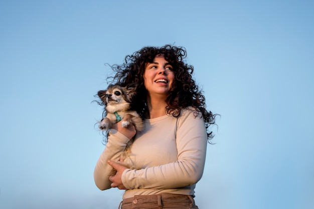 Free photo medium shot woman with  chihuahua dog