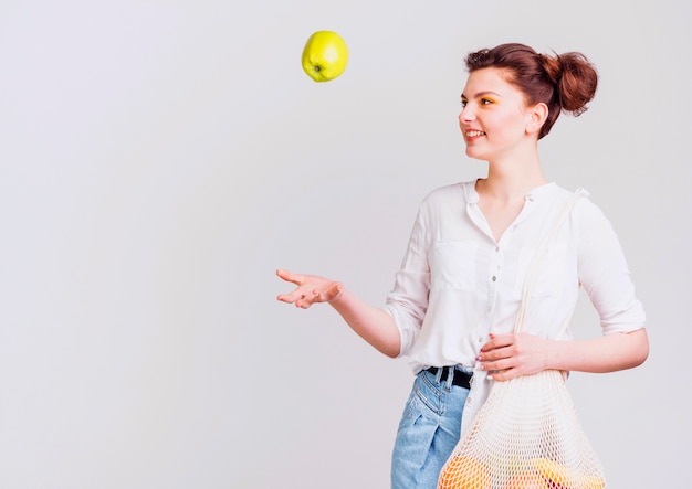 Free photo medium shot of woman with copy space