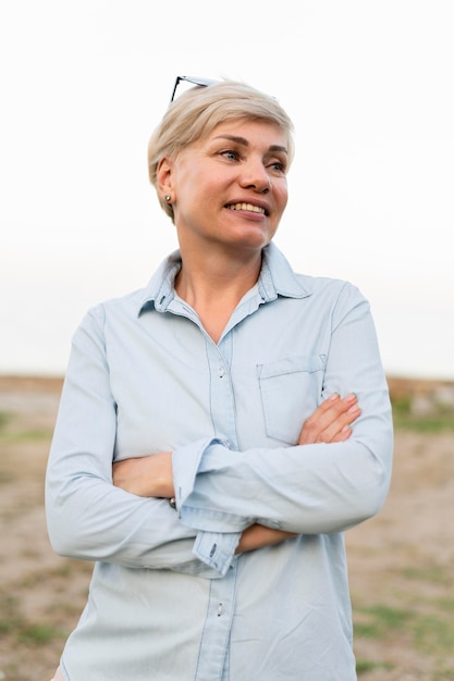 Foto gratuita colpo medio donna con le braccia incrociate