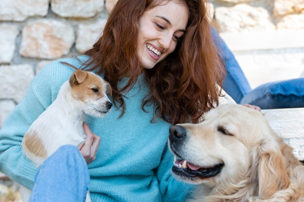 かわいい犬とミディアムショットの女性