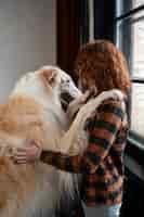 Foto gratuita donna di tiro medio con simpatico cane levriero