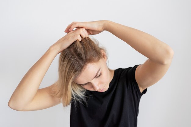 Medium shot woman with dandruff