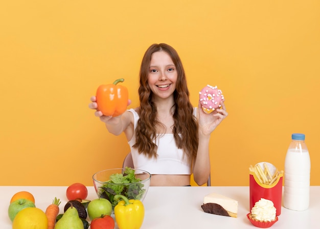 Donna del tiro medio con cibo delizioso