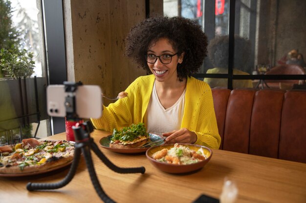 おいしい料理のミディアムショットの女性