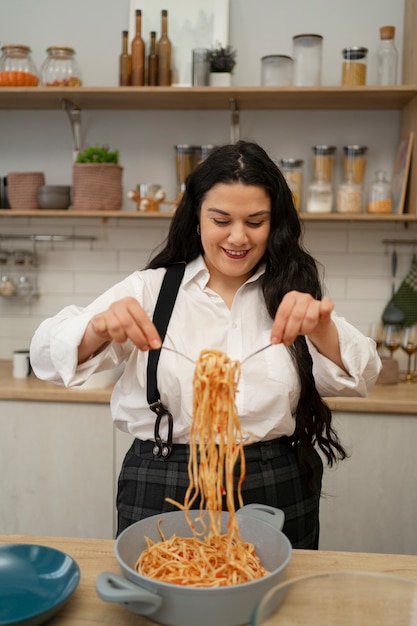 おいしい料理とミディアムショットの女性