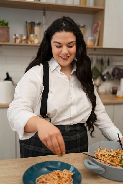 おいしい料理とミディアムショットの女性